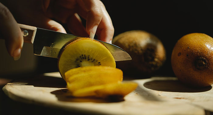Kiwi cutting