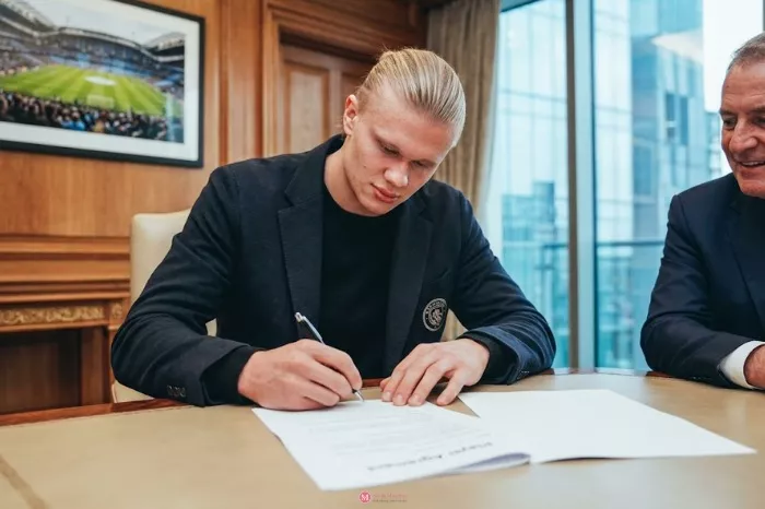 Erling Haaland signing his Manchester City contract